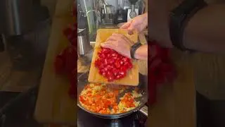 Яичница с перцем и помидорами 