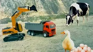 EXCAVATOR MENAIKAN MUATAN PASIK KE MOBIL TRUK TRONTON BESAR MAINAN ANAK LAKI-LAKI