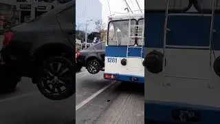 Как так??? Легковой автомобиль влетел в троллейбус!