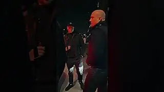 Выезжает с парковки мел