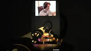 xQc  TALKING TO A HACKER IN WARZONE 😮 