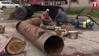 Экскаватор не провалился. Он выполняет работы по устранению обвала трубы