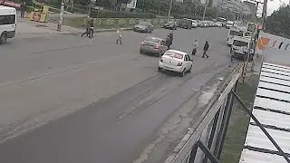 Момент ДТП: сбил мать с ребенком