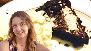 Итальянка готовит шоколадный торт Неаполя типа 