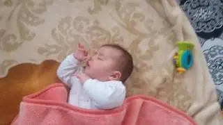 uyuyan güzel elifsu,eline emerek uyuyor,gülüyor,melek gibi,4 5 aylık,
