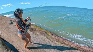UMA ILHA NO ATLÂNTICO - Muito comida Disponível - Ela pegou um Peixe Bom!