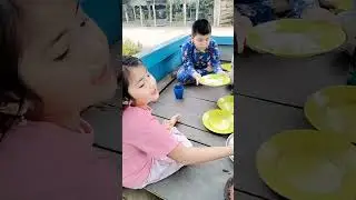 Korban banjir makan bersama