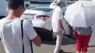 В Сочи авто застрял на ступеньках морпорта