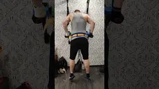 Отжимания на брусьях с общим весом 182 кг. Мой вес - 100 кг. 9 повторов Делаю их только с пола.