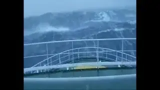 Как выглядит удар тридцатиметровой волны с борта корабля