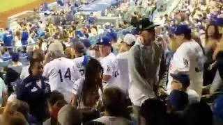Expulsan actriz porno del estadio de baseball