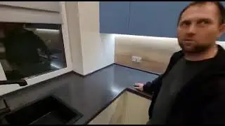 Кухонный гарнитур п-образный с каменной столешницей в подоконник.