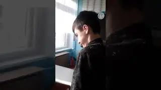 Школьник срет прямо на парту!!! Шокк