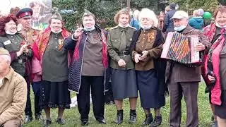 Песни в Центральном парке на День города.