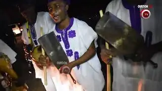 Ooni of ife Oba Adeyeye Ogunwusi stand still for national anthem