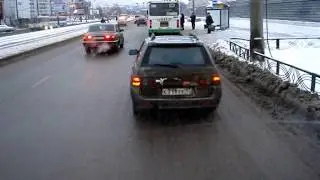 Тазовод подрезал автобус, тормознул, показал фак и поехал дальше.