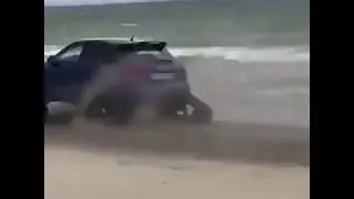 Audi A3 на гусеницах наваливает по песку