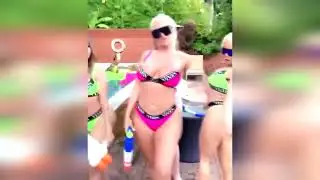 тусовка в купальниках большые задницы