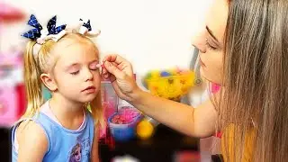 Лера и мама играют в салон красоты для девочек