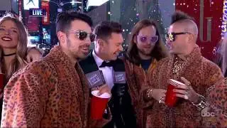 2017 Ball Drop In Times Square (Dick Clark's Rockin' New Years Eve 2017)
