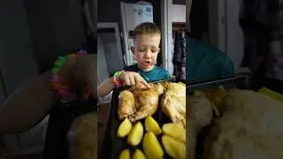 Самый строгий ресторанный критик.гроза всех мам и поваров😂. Курочки из духовки👍