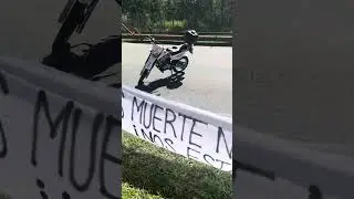 Victimas marchan contra los “tira-piedra”.