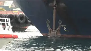 Container ship SONGA IRIDIUM heaves up anchor and gets towed in Bosphorus after engine failure