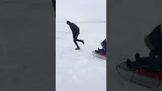 Тима с папой катаются на санках 1