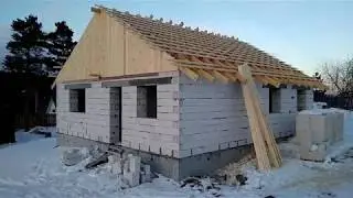 Двускатная крыша своими руками.  Фронтоны, обрешетка, подпорки.