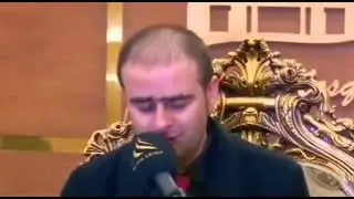 Брат имитирует голоса чтецов Корана