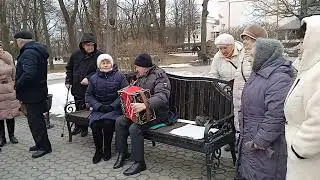 Песни под гармонь в парке Гомеля.
