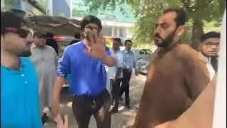 ایف ایٹ مرکز پولیس پہنچ گئی اور سول کپڑوں میں ایک شخص خان مروت کے ورکرز کے ساتھ ہاتھا پائی کی کوشش