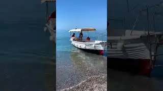 Так выглядит морское такси из Балаклавы, которое доставит вас на лучшие пляжи Севастополя.