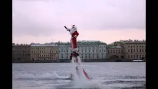 Дед Мороз летит над водой.