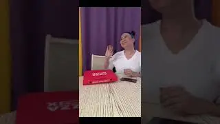 ОНА ОТКУСИЛА ТАПОЧКУ!