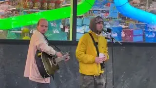Леша кореш поет на улице