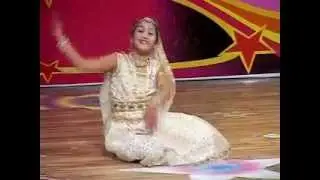 Индийский танец. Маленькая индианочка танцует Umrao Jaan