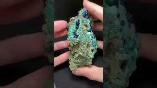 Кристаллы и сферолиты азурита на малахите