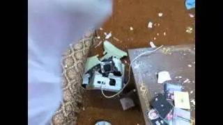 Папа с сыном разносят комнату