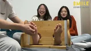 SMILE双人同事挠脚心视频 Asian Girls Zhouzhou and Her Colleagues Tickle Video