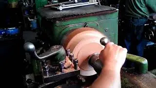 Обработка древесины на токарном станке.