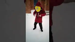 пацан отжигает на дворе школы под фиксиков
