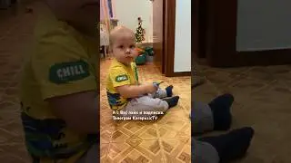 Карапузик занят работой. Ребенок в год учится работать