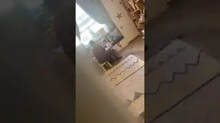 Анна Хилькевич подглядывает за няней. Видео/