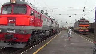 Заход тепловоза 2М62У-0223 под пассажирский поезд