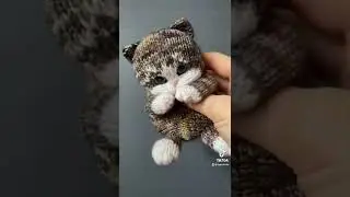 Котёнок спицами из пряжи ручного крашения по описанию Клэр Гарланд