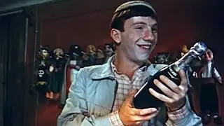 Советское шампанское, полусухое! А почему полусухое? Его водой разбавляют, как молоко порошковое!
