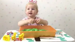 Меланья играет с кинетическим песком. Melaniya play with kinetic sand