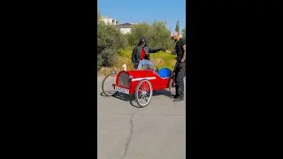 Como fazer um carro de corrida vintage com um barril de metal