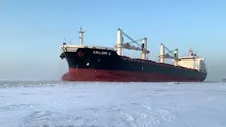 Проход сухогруза по зимнему фарватеру